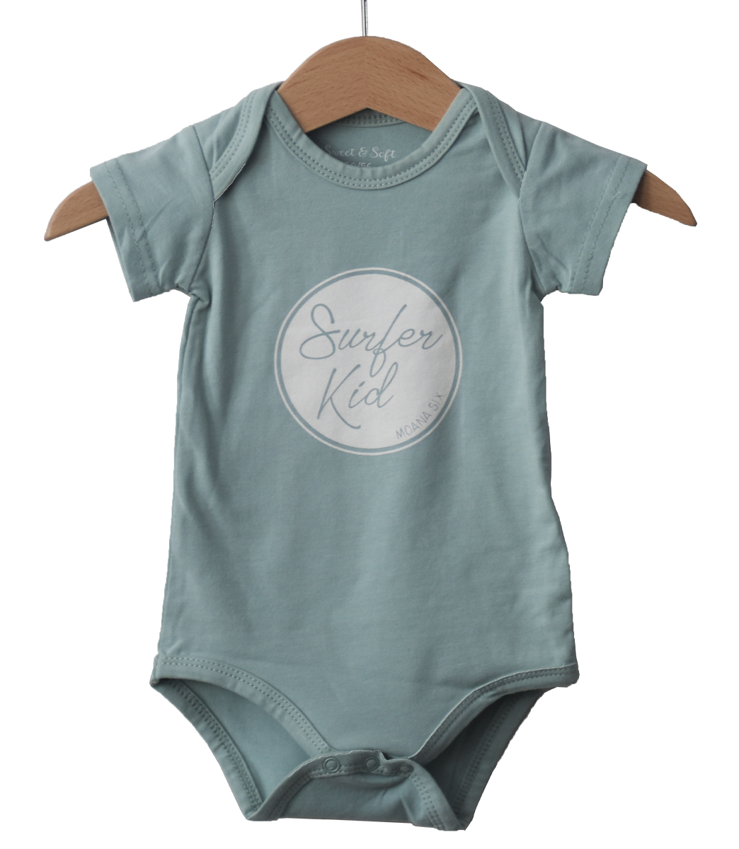 Surferkid romper ocean