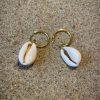 Mini kauri oorbellen goud - Laguna Treasures - Afbeelding 2
